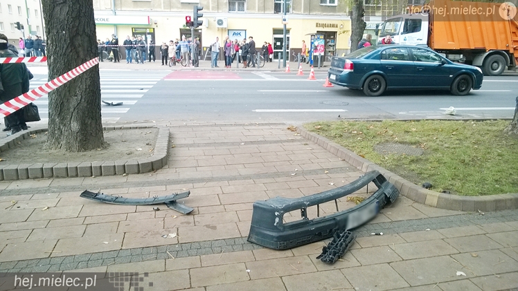 Wypadek na Alei Niepodległości, samochód uderzył w budynek!
