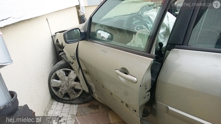 Wypadek na Alei Niepodległości, samochód uderzył w budynek!