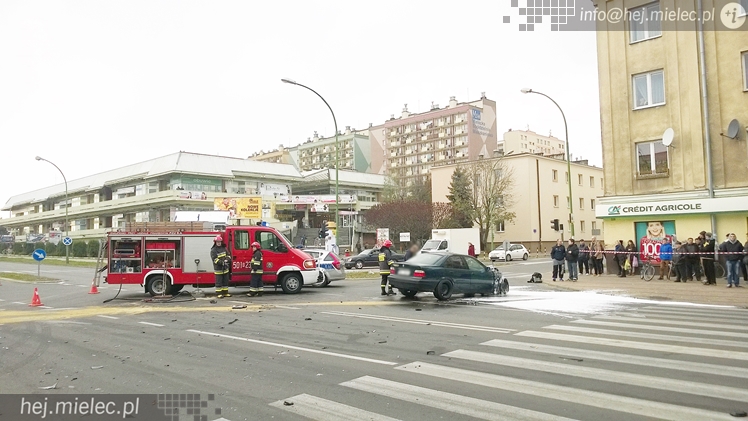 Wypadek na Alei Niepodległości, samochód uderzył w budynek!