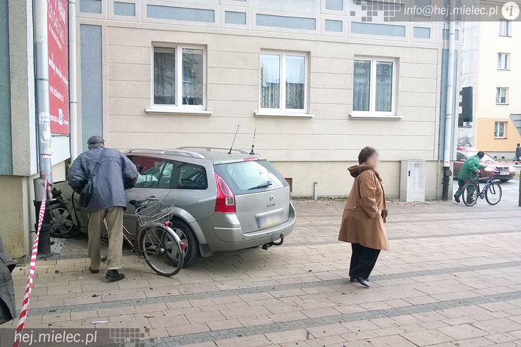 Wypadek na Alei Niepodległości, samochód uderzył w budynek!