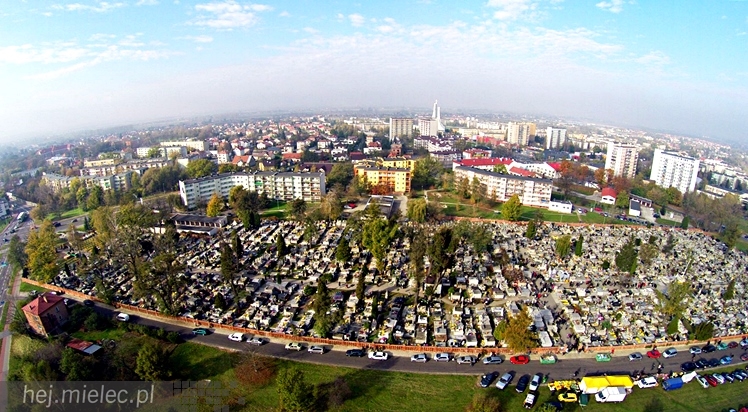 Wszystkich Świętych na Cmentarzu Parafialnym. Zobacz wyjątkowe zdjęcia z lotu ptaka