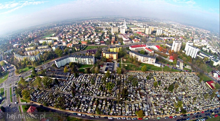 Wszystkich Świętych na Cmentarzu Parafialnym. Zobacz wyjątkowe zdjęcia z lotu ptaka