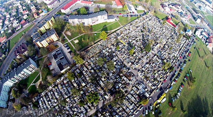 Wszystkich Świętych na Cmentarzu Parafialnym. Zobacz wyjątkowe zdjęcia z lotu ptaka