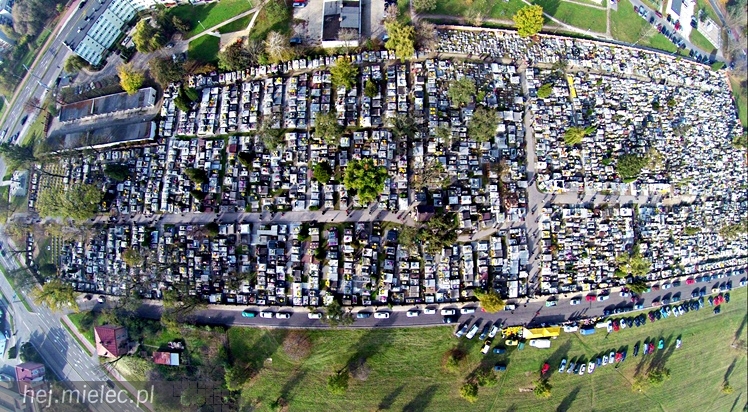 Wszystkich Świętych na Cmentarzu Parafialnym. Zobacz wyjątkowe zdjęcia z lotu ptaka