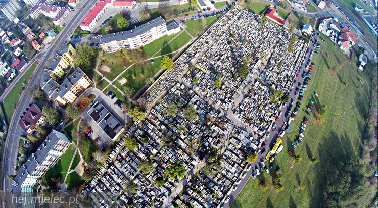 Wszystkich Świętych na Cmentarzu Parafialnym. Zobacz wyjątkowe zdjęcia z lotu ptaka