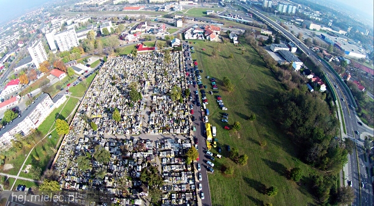 Wszystkich Świętych na Cmentarzu Parafialnym. Zobacz wyjątkowe zdjęcia z lotu ptaka