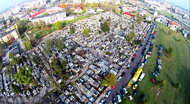 Wszystkich Świętych na Cmentarzu Parafialnym. Zobacz wyjątkowe zdjęcia z lotu ptaka