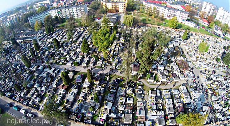 Wszystkich Świętych na Cmentarzu Parafialnym. Zobacz wyjątkowe zdjęcia z lotu ptaka