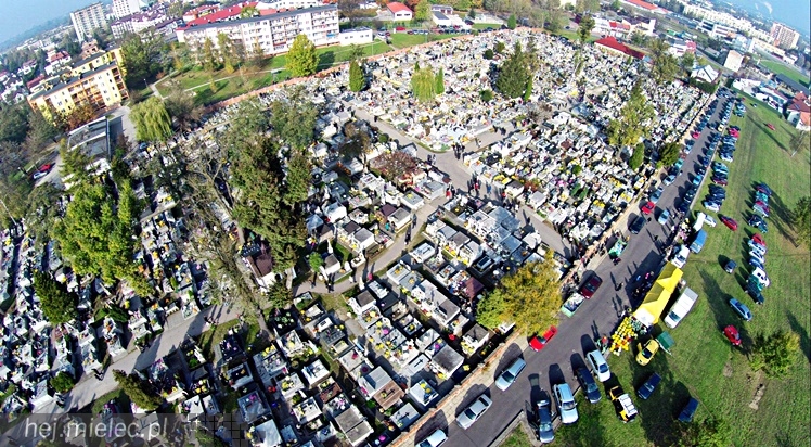 Wszystkich Świętych na Cmentarzu Parafialnym. Zobacz wyjątkowe zdjęcia z lotu ptaka