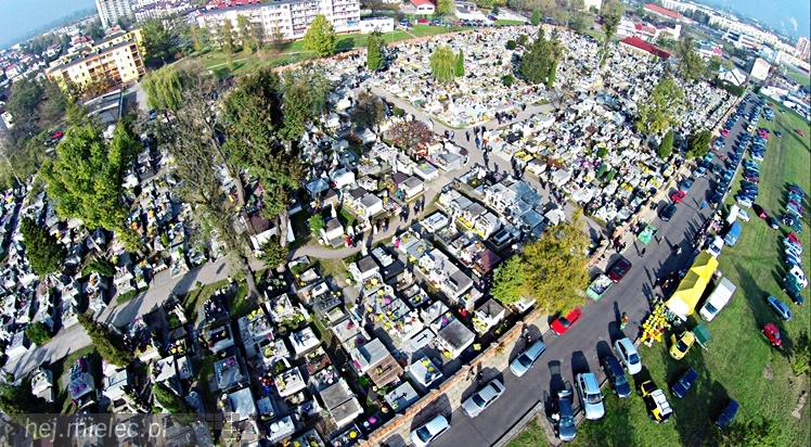 Wszystkich Świętych na Cmentarzu Parafialnym. Zobacz wyjątkowe zdjęcia z lotu ptaka