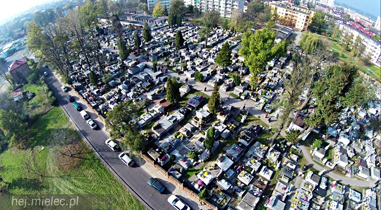 Wszystkich Świętych na Cmentarzu Parafialnym. Zobacz wyjątkowe zdjęcia z lotu ptaka
