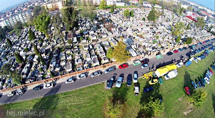 Wszystkich Świętych na Cmentarzu Parafialnym. Zobacz wyjątkowe zdjęcia z lotu ptaka