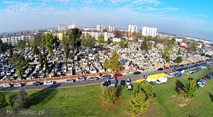 Wszystkich Świętych na Cmentarzu Parafialnym. Zobacz wyjątkowe zdjęcia z lotu ptaka