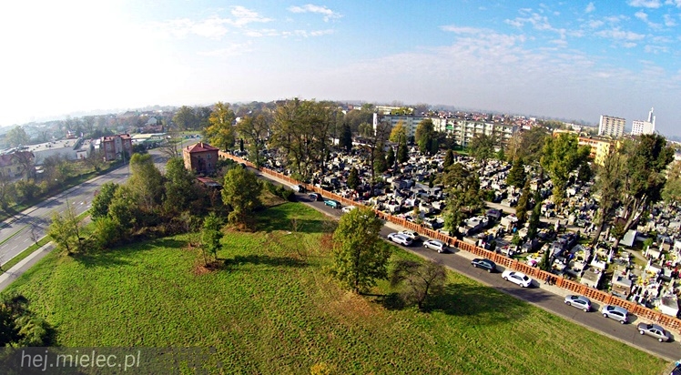 Wszystkich Świętych na Cmentarzu Parafialnym. Zobacz wyjątkowe zdjęcia z lotu ptaka