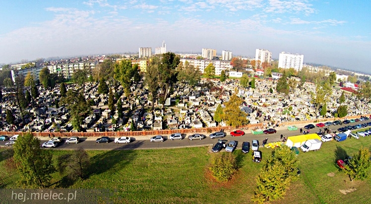 Wszystkich Świętych na Cmentarzu Parafialnym. Zobacz wyjątkowe zdjęcia z lotu ptaka