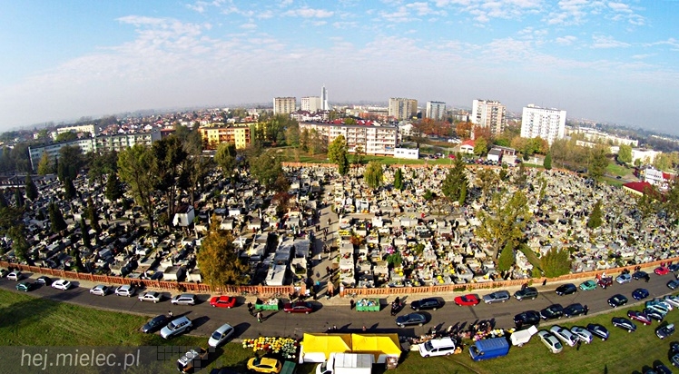 Wszystkich Świętych na Cmentarzu Parafialnym. Zobacz wyjątkowe zdjęcia z lotu ptaka