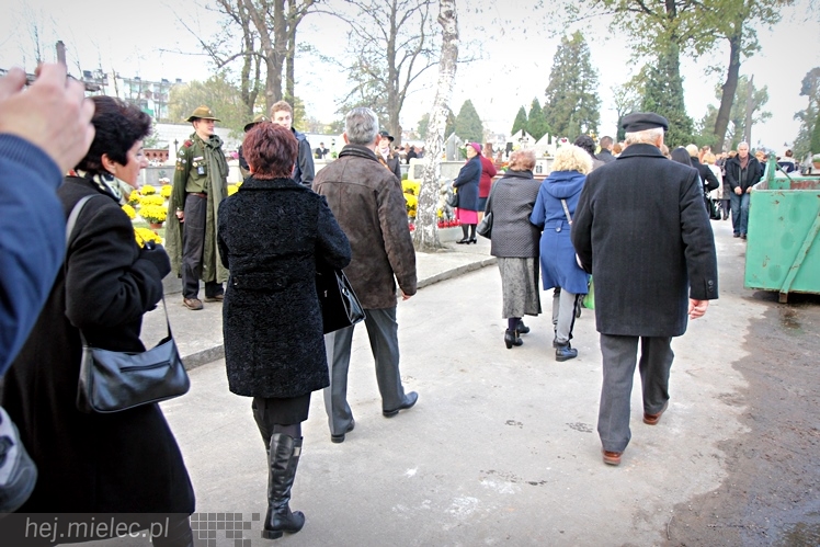 Procesja parafian Ducha Świętego na Cmentarz Parafialny
