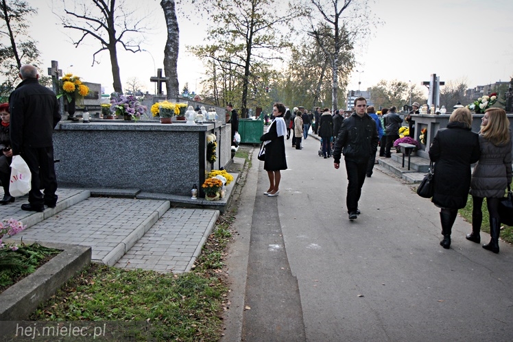 Procesja parafian Ducha Świętego na Cmentarz Parafialny