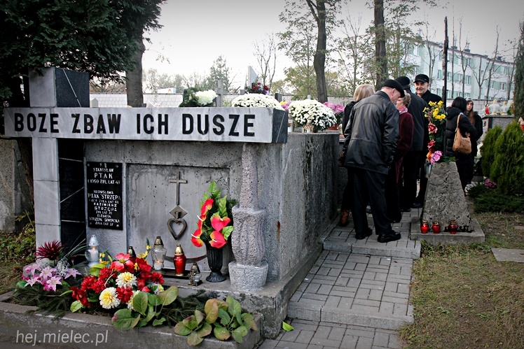 Procesja parafian Ducha Świętego na Cmentarz Parafialny