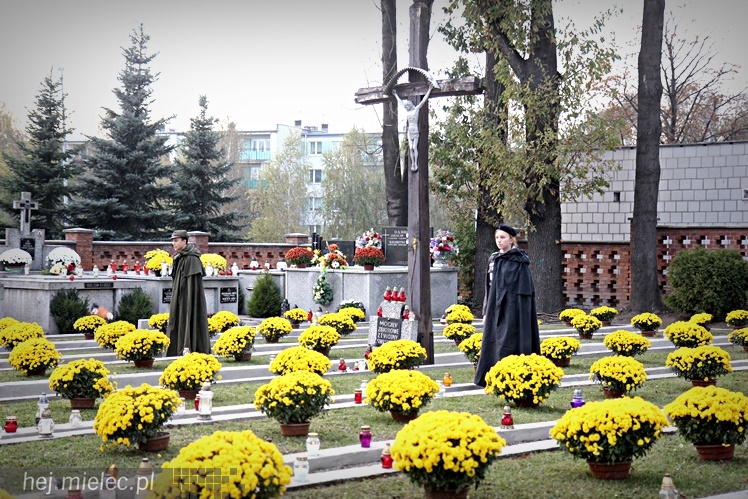 Procesja parafian Ducha Świętego na Cmentarz Parafialny