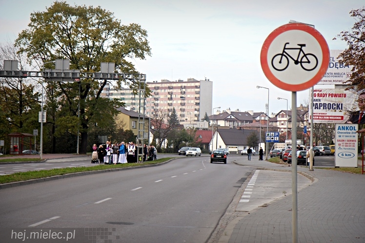 Procesja parafian Ducha Świętego na Cmentarz Parafialny