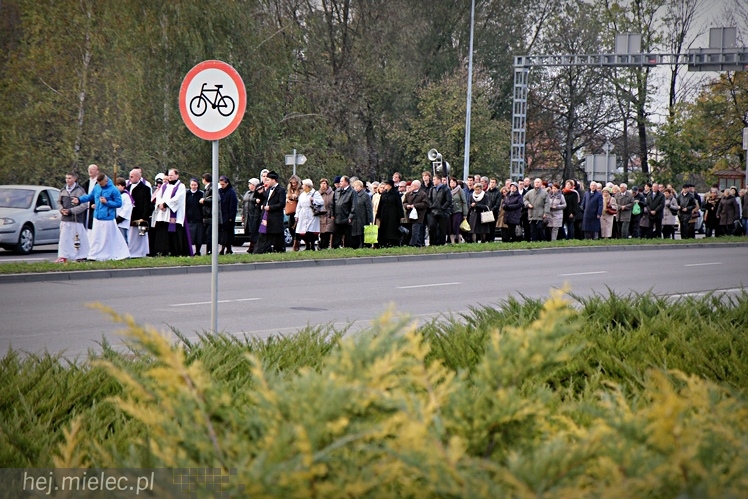 Procesja parafian Ducha Świętego na Cmentarz Parafialny