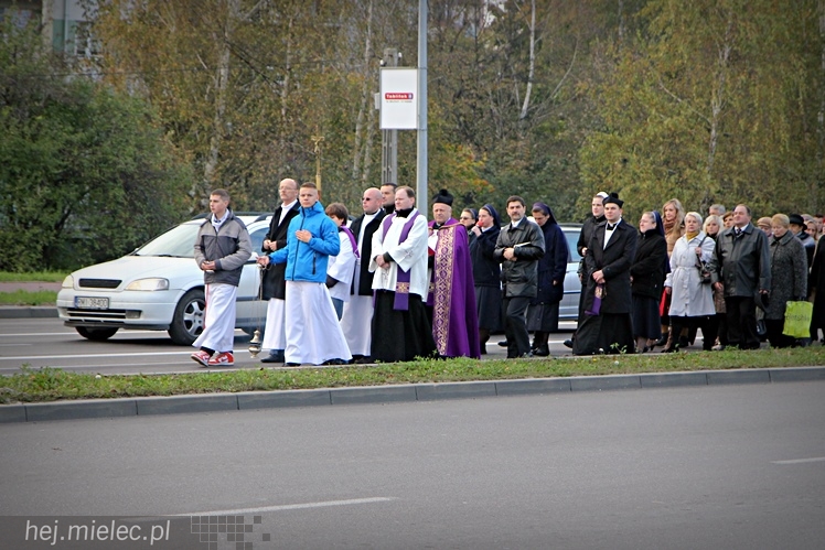 Procesja parafian Ducha Świętego na Cmentarz Parafialny