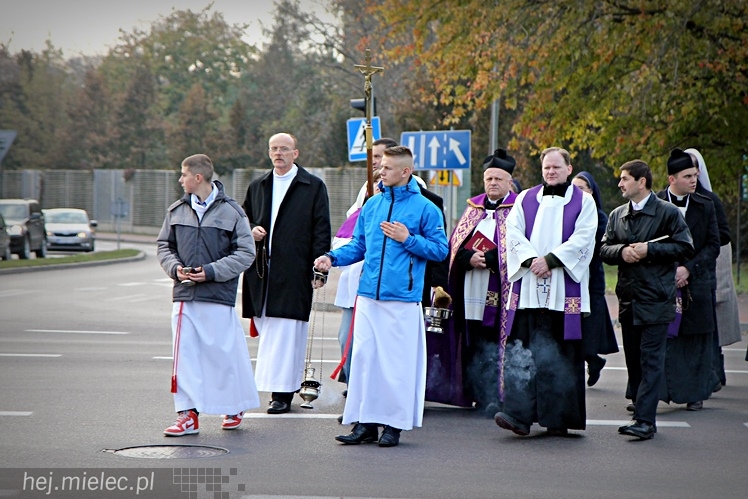 Procesja parafian Ducha Świętego na Cmentarz Parafialny