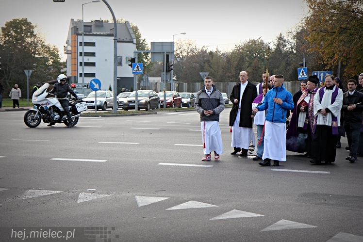 Procesja parafian Ducha Świętego na Cmentarz Parafialny