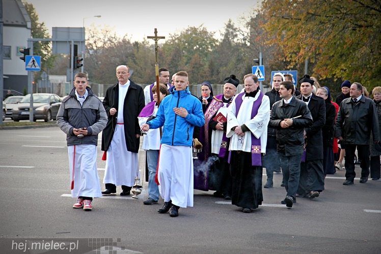 Procesja parafian Ducha Świętego na Cmentarz Parafialny