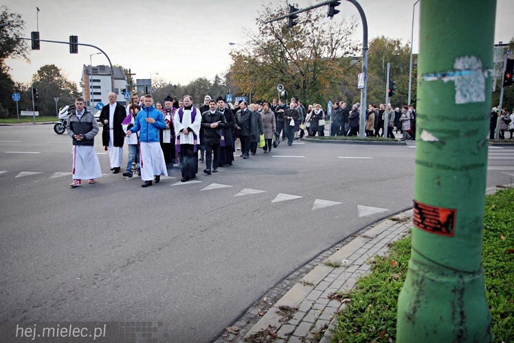 Procesja parafian Ducha Świętego na Cmentarz Parafialny