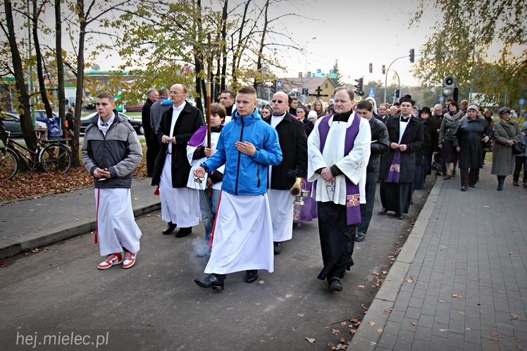 Procesja parafian Ducha Świętego na Cmentarz Parafialny