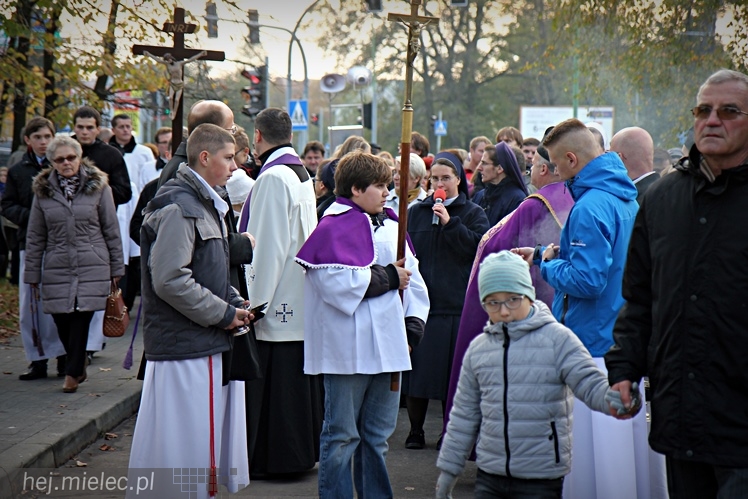 Procesja parafian Ducha Świętego na Cmentarz Parafialny