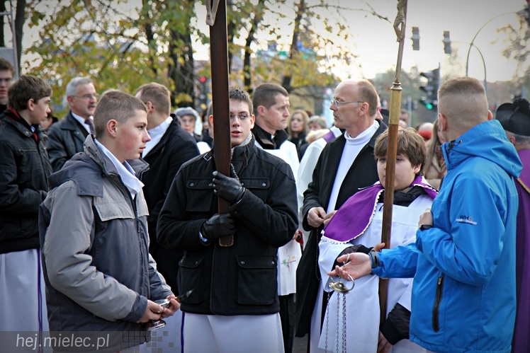Procesja parafian Ducha Świętego na Cmentarz Parafialny