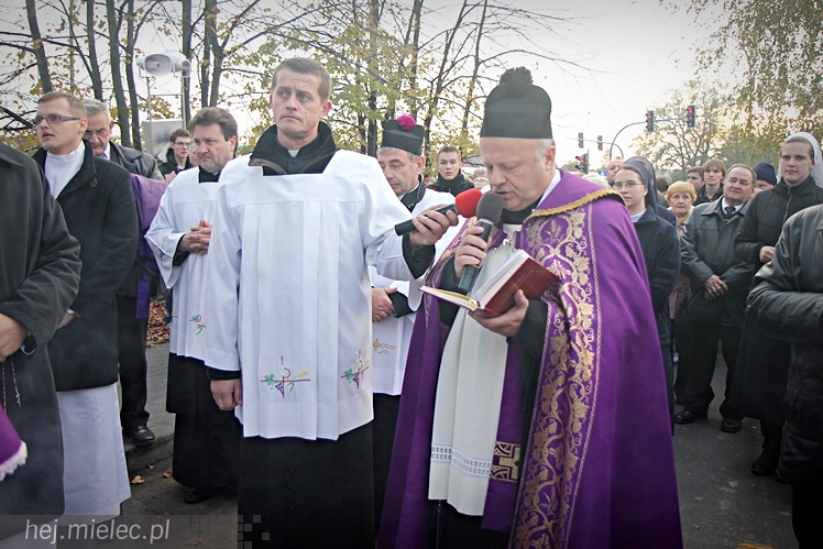 Procesja parafian Ducha Świętego na Cmentarz Parafialny