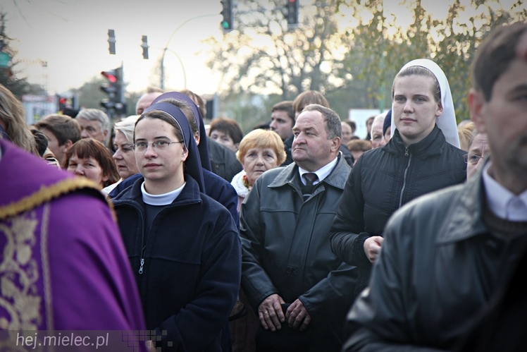 Procesja parafian Ducha Świętego na Cmentarz Parafialny