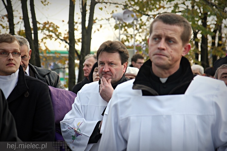 Procesja parafian Ducha Świętego na Cmentarz Parafialny