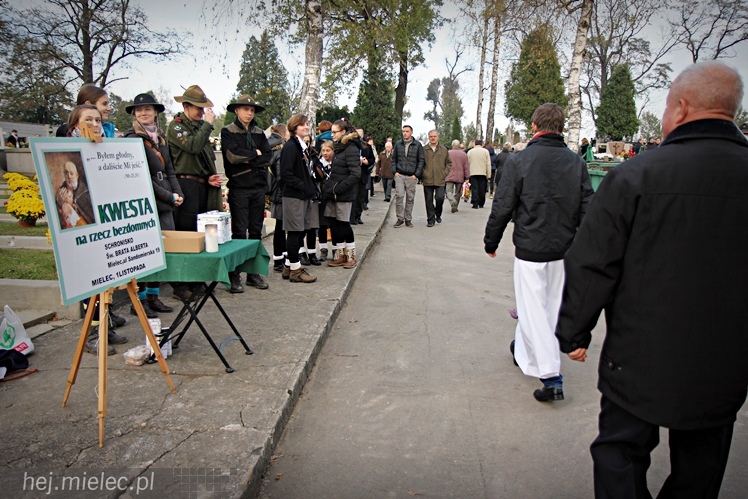 Procesja parafian Ducha Świętego na Cmentarz Parafialny