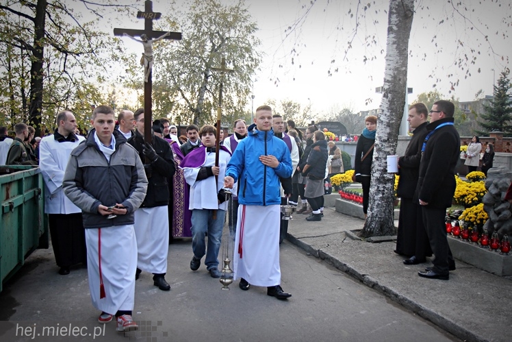 Procesja parafian Ducha Świętego na Cmentarz Parafialny