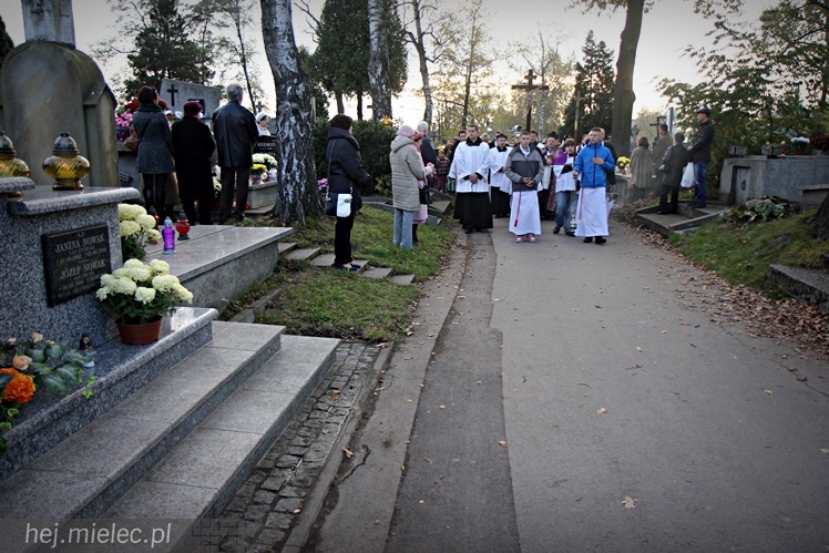 Procesja parafian Ducha Świętego na Cmentarz Parafialny