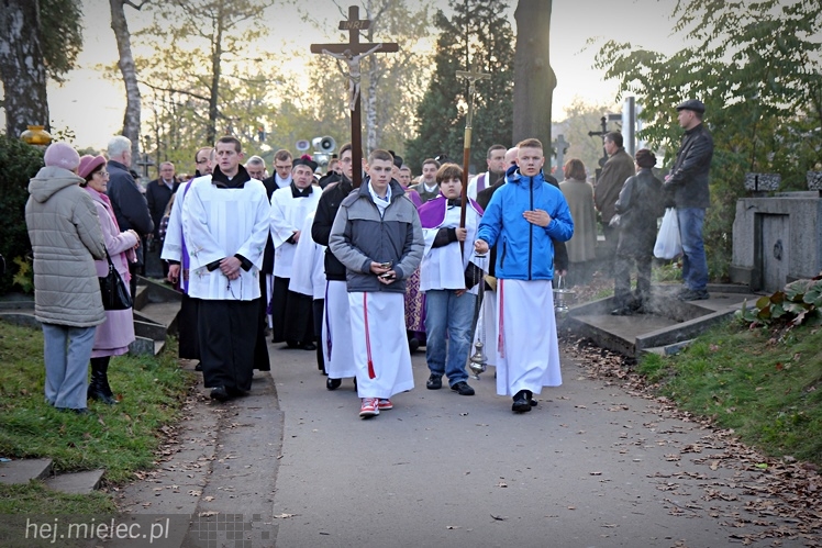 Procesja parafian Ducha Świętego na Cmentarz Parafialny