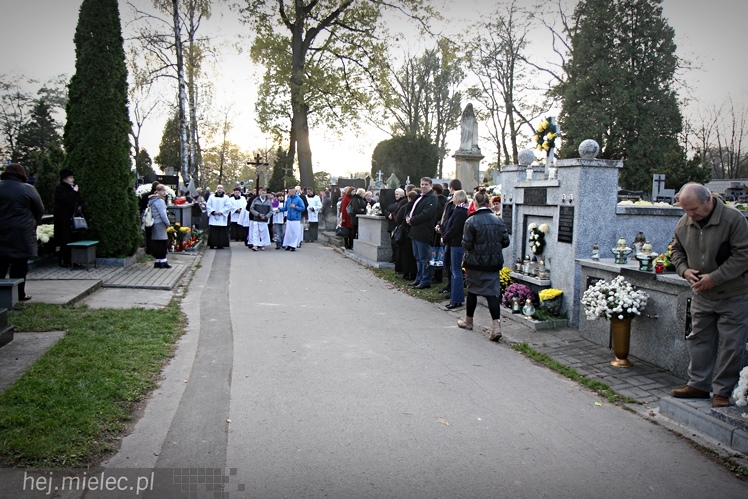 Procesja parafian Ducha Świętego na Cmentarz Parafialny