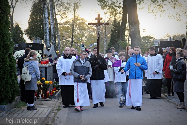 Procesja parafian Ducha Świętego na Cmentarz Parafialny