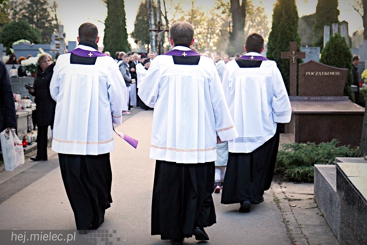 Procesja parafian Ducha Świętego na Cmentarz Parafialny