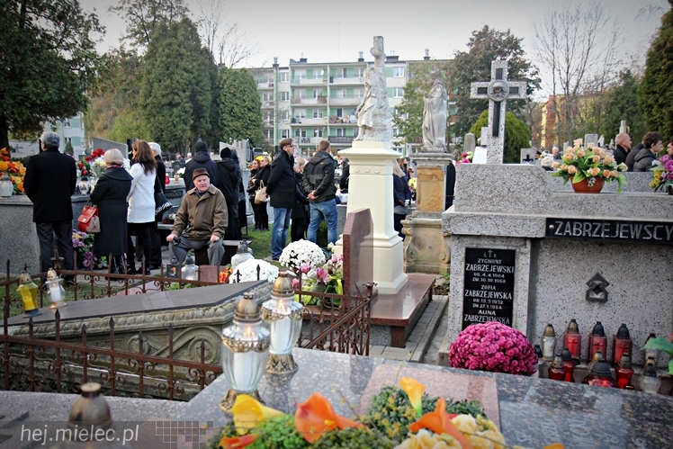 Procesja parafian Ducha Świętego na Cmentarz Parafialny