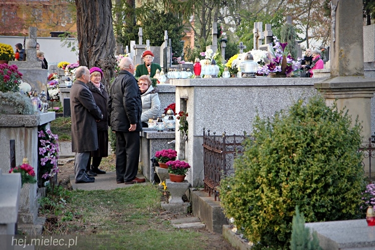 Procesja parafian Ducha Świętego na Cmentarz Parafialny