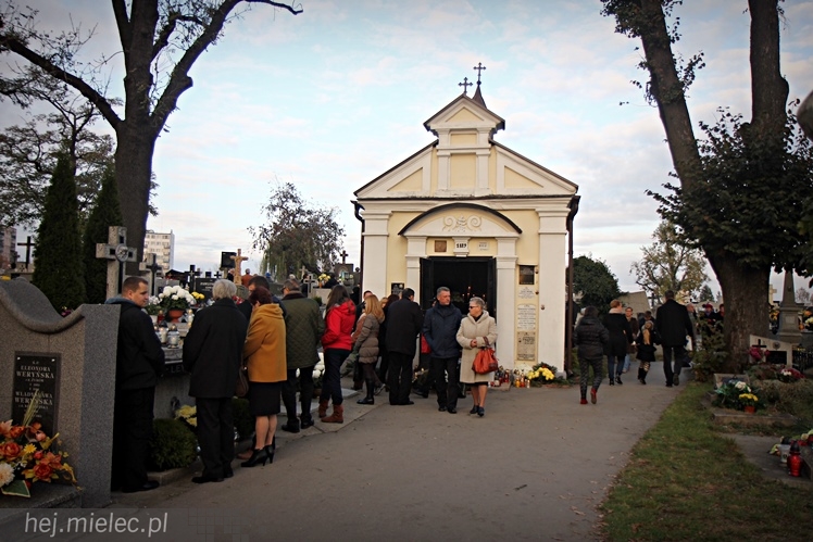 Procesja parafian Ducha Świętego na Cmentarz Parafialny