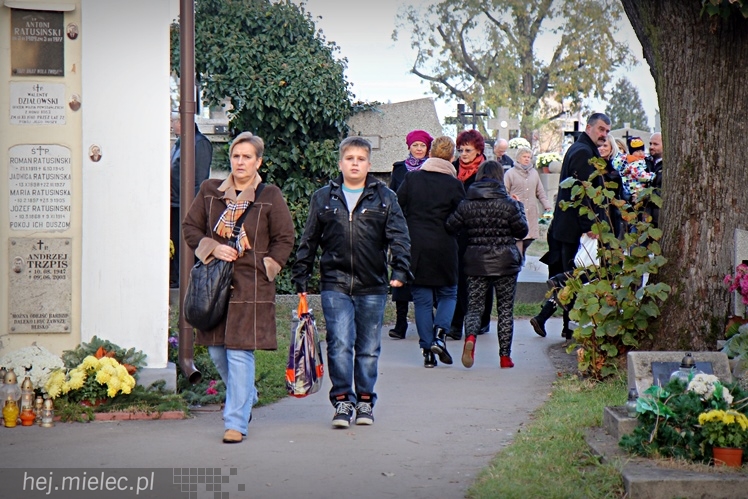 Procesja parafian Ducha Świętego na Cmentarz Parafialny