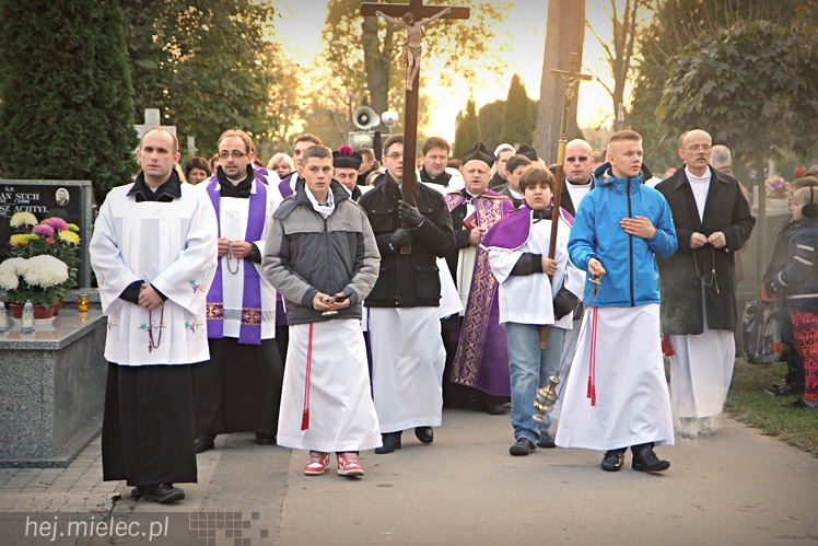 Procesja parafian Ducha Świętego na Cmentarz Parafialny