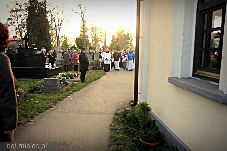 Procesja parafian Ducha Świętego na Cmentarz Parafialny